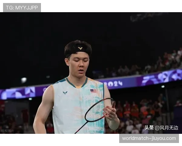 李梓嘉训练完直接瘫在场边啃蛋白棒,这自律程度真不是一般人能扛的 李梓嘉训练完直接瘫在场边啃蛋白棒,这自律程度真不是一般人能扛的